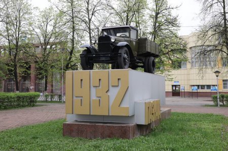 Глеб Никитин возложил цветы к Мемориалу Славы и памятнику газовской «полуторке» на Автозаводе