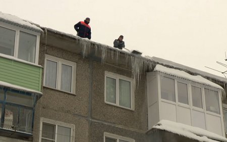 Качество уборки наледи на крышах более 900 зданий проверили сотрудники регионального ГЖИ