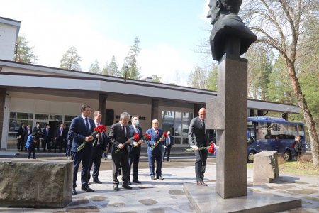 Дмитрий Чернышенко возложил цветы к памятнику выдающегося ученого Юлия Харитона в Сарове