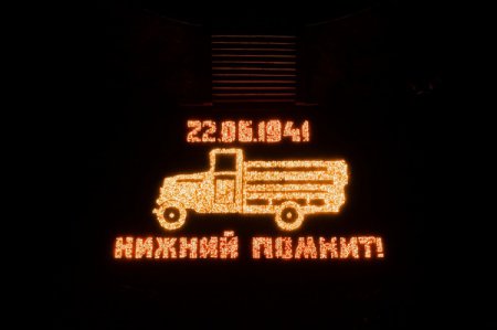 В Нижнем Новгороде создали легендарную «полуторку» из тысяч свечей