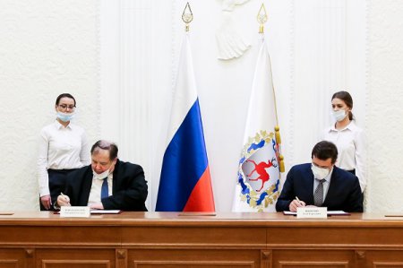 Глеб Никитин и президент Российской академии архитектуры и строительных наук Дмитрий Швидковский подписали соглашение о сотрудничестве
