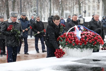 Глеб Никитин возложил цветы к Вечному огню в Нижегородском кремле в честь Дня Героев Отечества