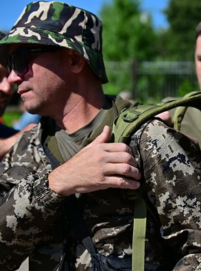 «Иду защищать страну с боевым настроем - мы же мужчины!» - доброволец из Чкаловска