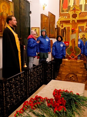 Участники проекта «Русские чтения» в Нижнем Новгороде возложили цветы к могиле К. Минина