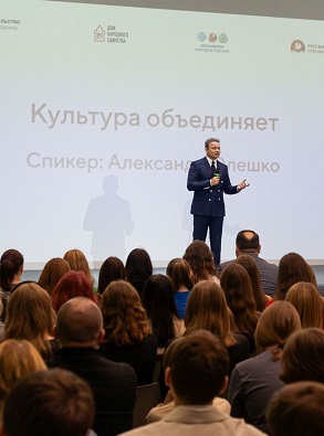 «Русские чтения» в Нижнем Новгороде открылись встречей заслуженного артиста России Александра Олешко с молодежью
